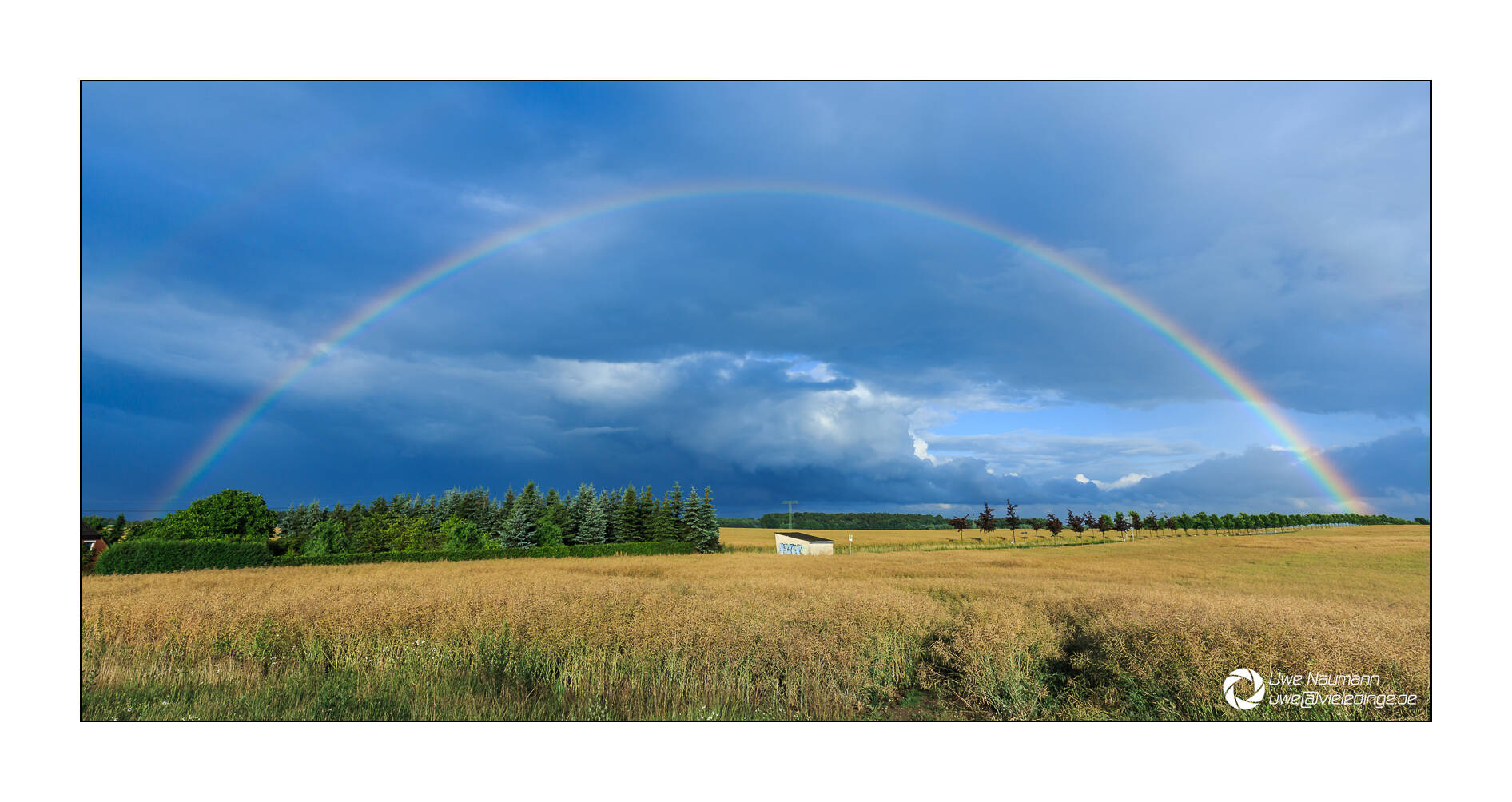Regenbogen überm Feld