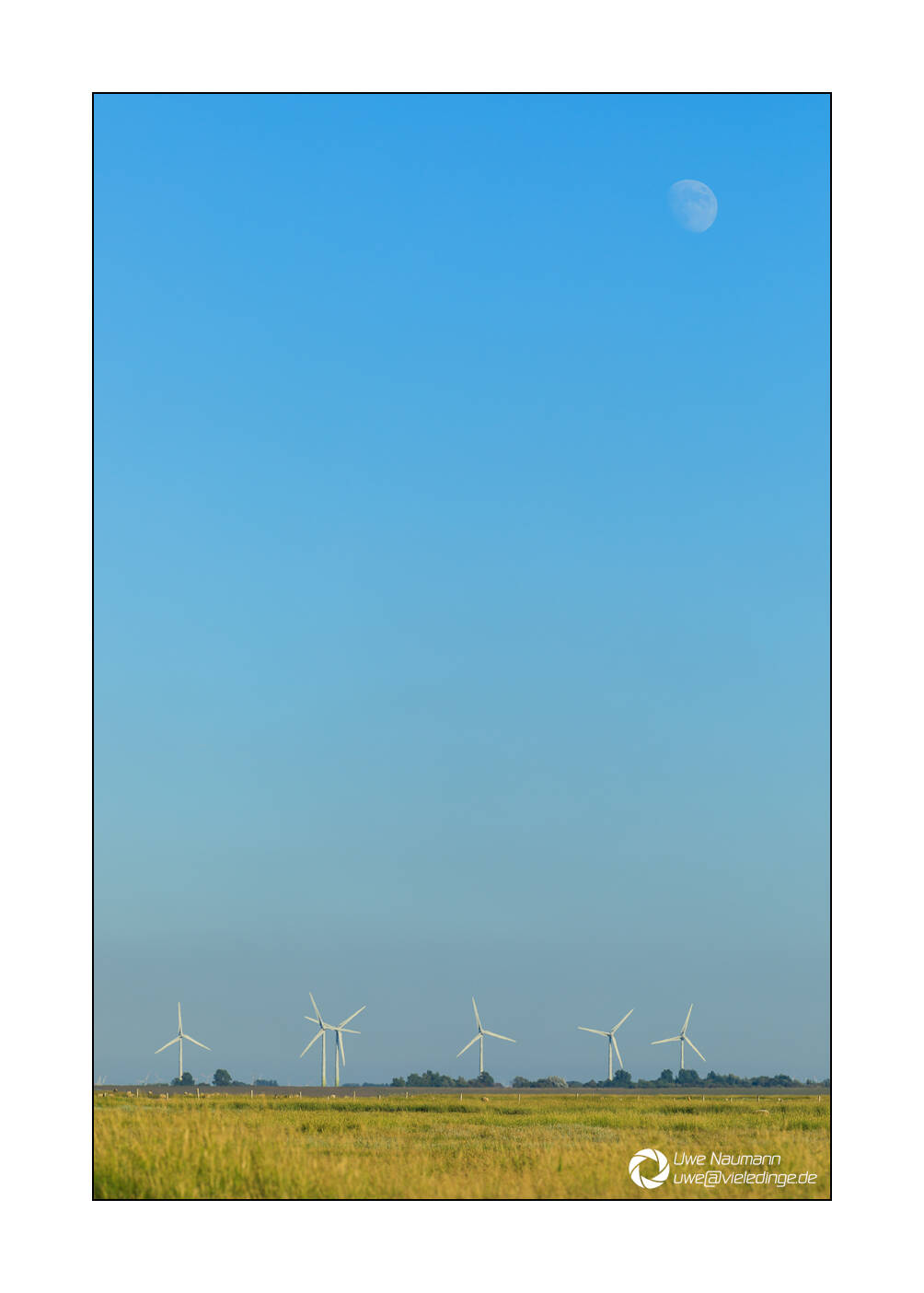 Mondaufgang über Windrädern